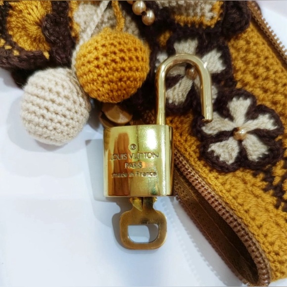 AUTHENTIC Rare 204 Louis Vuitton Lock and key with LV keychain and necklaces! - Picture 3 of 16